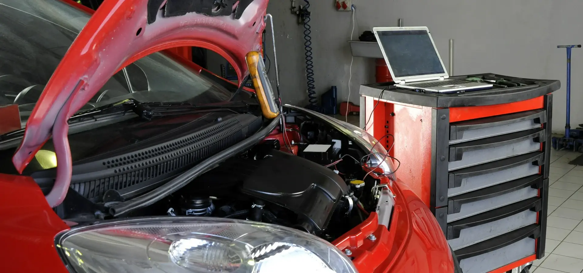 Otwarta maska samochodu